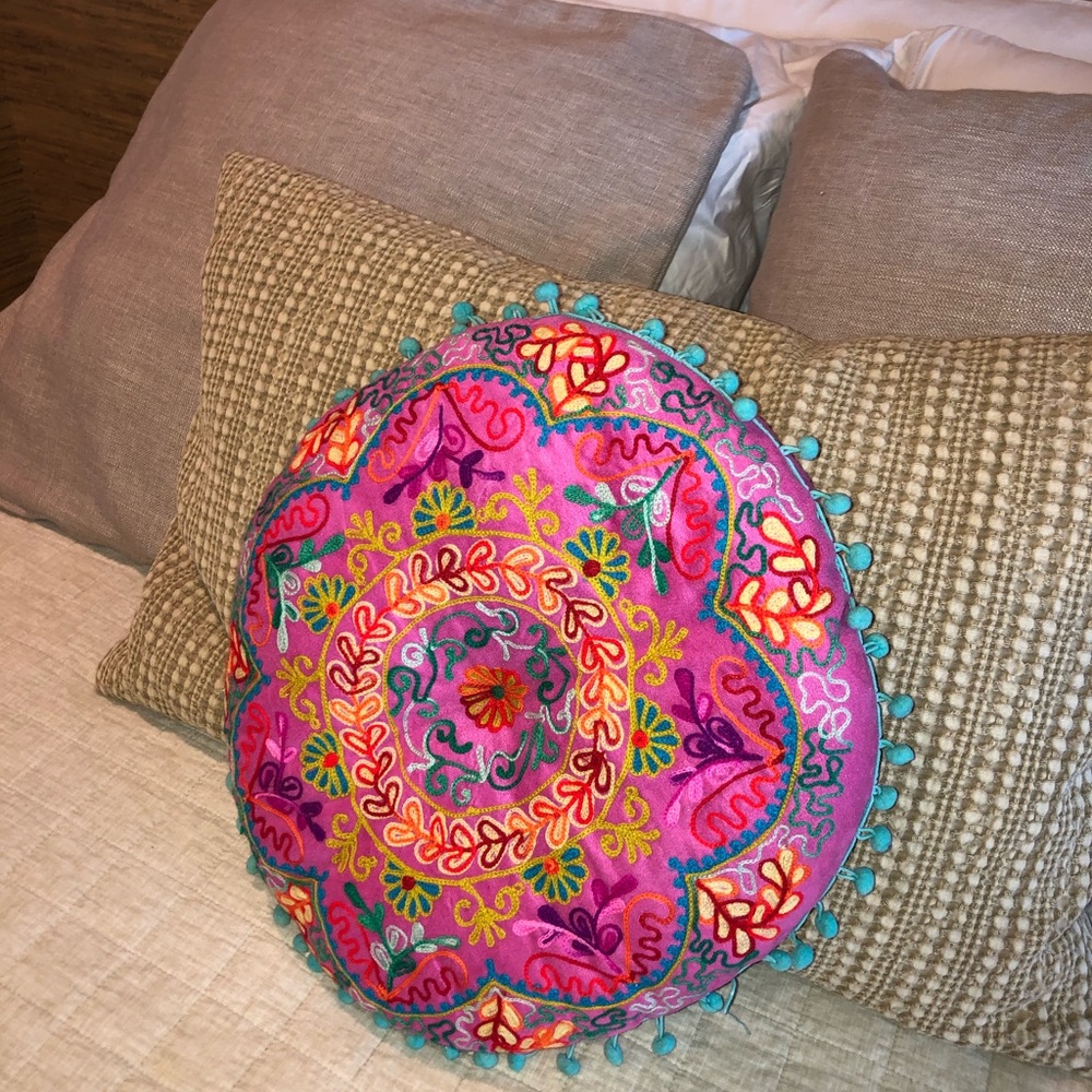 Round karma living pillow